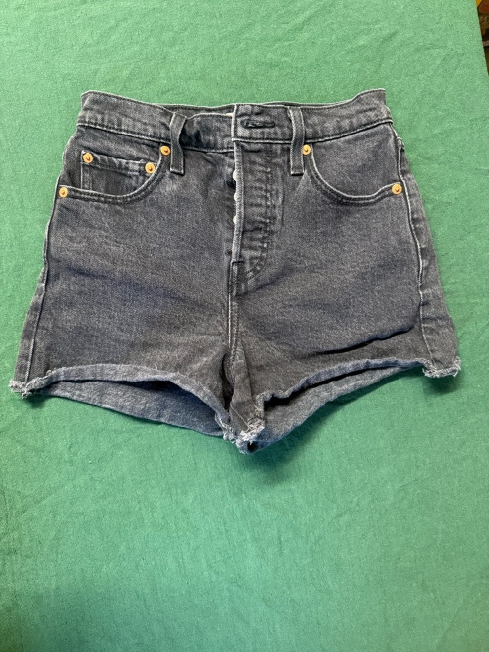 Great! Women Levi’s Strauss Ribcage Shorts size 25